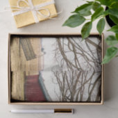 壮大な木とベンチを持つ赤いぶら下がった納屋 薄葉紙 (ギフト)