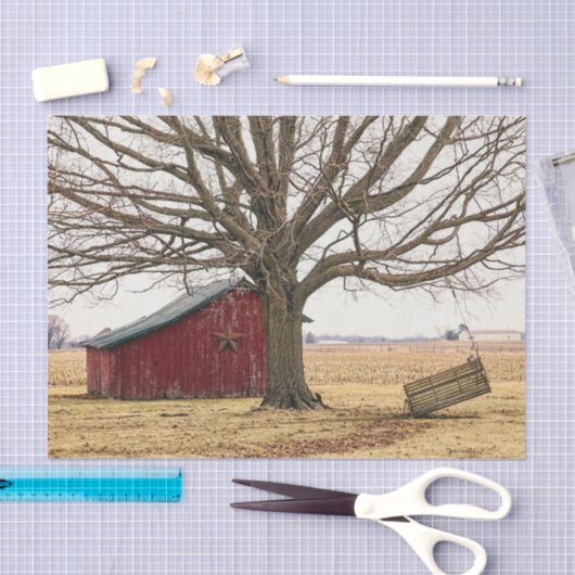 壮大な木とベンチを持つ赤いぶら下がった納屋 薄葉紙 (クラフト)