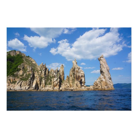 壮大な海岸の岩峰 – ロシア極東、三湖郷、日本海 フォトプリント (正面)