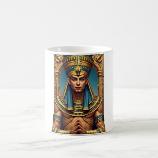 壮麗なファラオの肖像: 黄金と青の古代エジプト コーヒーマグカップ (中央)