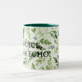 声を出すな、声を出すな、エコー！ ツートーンマグカップ (中央)