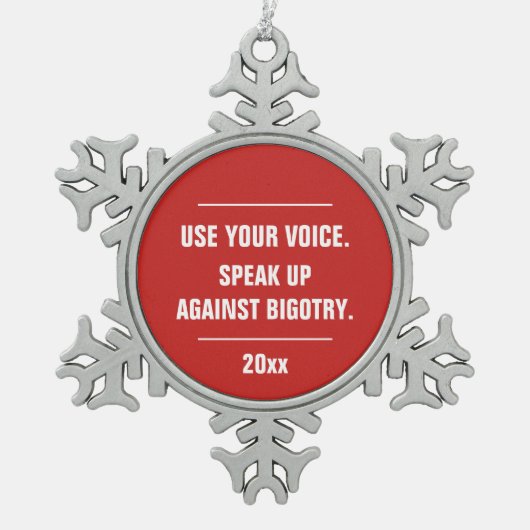 声を大話年に使う スノーフレークピューターオーナメント (正面)