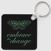 変化を受け入れる – 緑の蝶 キーホルダー (裏面)
