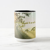 "変化を求めインスパイアる変革" ツートーンマグカップ (中央)