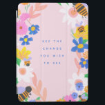 変化を見る iPad AIR カバー<br><div class="desc">美しいビーと花の庭のデザインの鮮やかな色の引用文"ビーあなたが見たいと思う変化"。</div>