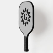 変更イニシャル、グレー上のジオメトリ三角形 ピックルボールラケット (左)