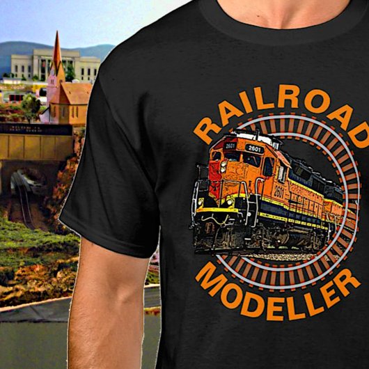 変更文字鉄道モデラーオレンジ色ディーゼル列車 Tシャツ