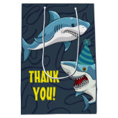 変装したサメの子誕生日 ミディアムペーパーバッグ (裏面)