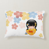 夏こけし人形 – 黄色い着物芸者ガール アクセントクッション (裏面)