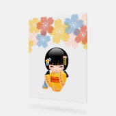 夏こけし人形 – 黄色い着物芸者ガール アクリルサイン (傾斜)