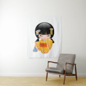 夏こけし人形 – 黄色い着物芸者ガール タペストリー (インサイチュ)