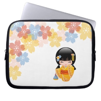 夏こけし人形 – 黄色い着物芸者ガール ラップトップスリーブ