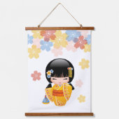 夏こけし人形 – 黄色い着物芸者ガール 吊り下げ型タペストリー (正面)