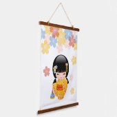 夏こけし人形 – 黄色い着物芸者ガール 吊り下げ型タペストリー (傾斜あり)