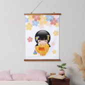 夏こけし人形 – 黄色い着物芸者ガール 吊り下げ型タペストリー (寝室)