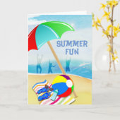 夏のおもしろいビーチシーンと人の水遊び カード (黄色い花)