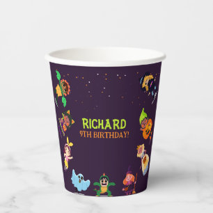 夏のおもしろい歌を着た巨大な黄色いバナナ 紙コップ