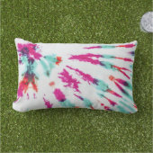 夏のアートネオンガーリーティール(緑がかった色)ピンク絞り染めパターン アウトドアクッション (芝生)
