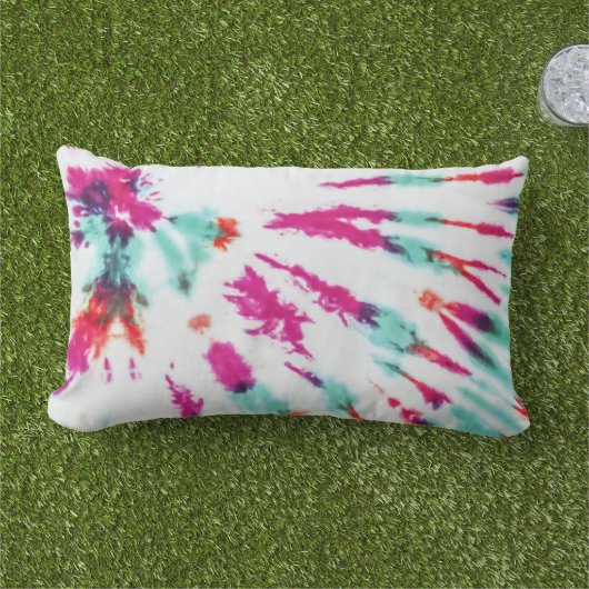 夏のアートネオンガーリーティール(緑がかった色)ピンク絞り染めパターン アウトドアクッション (芝生)