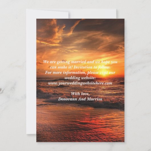 夏のエレガント夕日のビーチ、結婚式の日付を保存 招待状 (裏面)