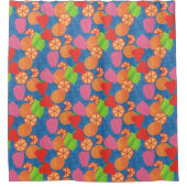 夏のカラフルフルーツ模様オン深いブルー シャワーカーテン (正面)