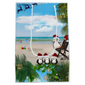 夏のクリスマスベビーのビーチリピートデザイン ミディアムペーパーバッグ (裏面)