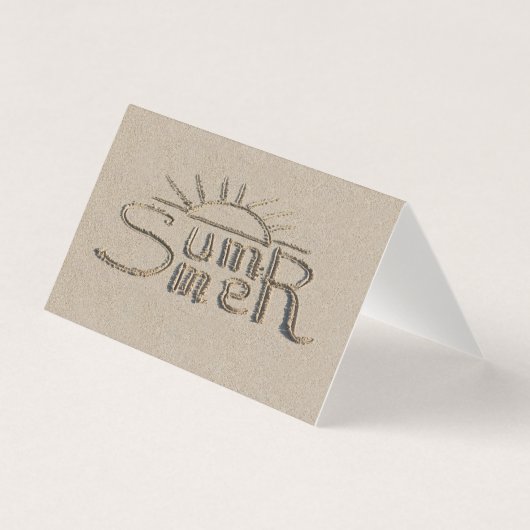 夏のサインはビーチの砂に彫られた (正面)