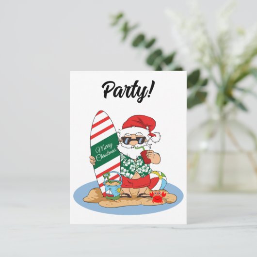 夏のサーフビーチでの愉快なクリスマスサンタ インビテーションポストカード (スタンド正面)