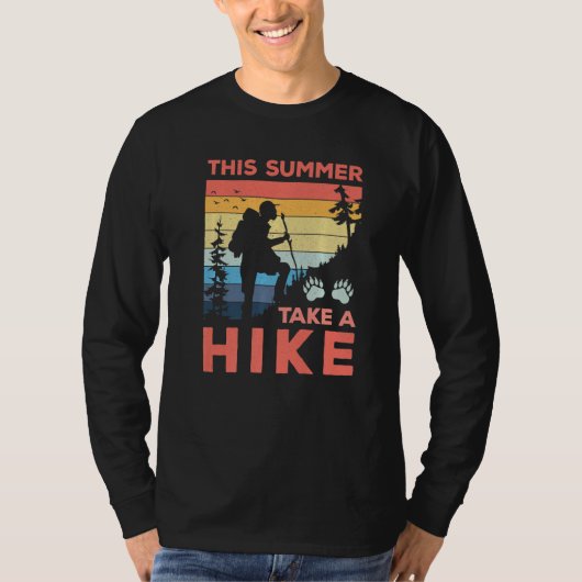 夏のハイキングと自然の山での楽しみ Tシャツ (正面)
