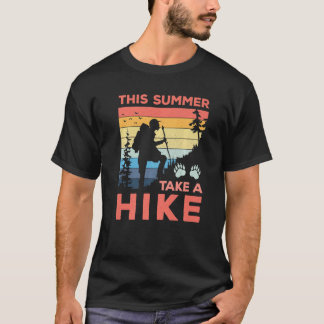 夏のハイキングと自然の山での楽しみ Tシャツ