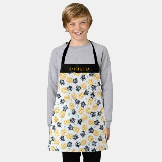 夏のパーソナライズされたパイナップル柄 エプロン (着用した状態)