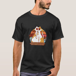 夏のビーチで涼しい飲み物と一緒に座っている猫 Tシャツ