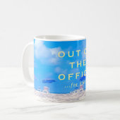 夏のビーチブルーホワイトハッピーリタイアギフト コーヒーマグカップ (正面左)