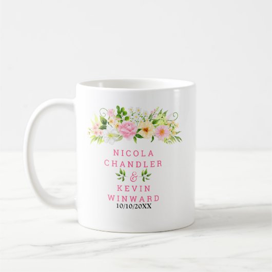 夏のピンクと黄色の花と葉っぱの結婚式 コーヒーマグカップ (左)
