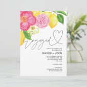 夏のピンクの花とレモンのエンゲージメントパーティー 招待状 (スタンド正面)