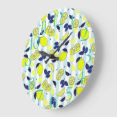 夏のフルーツ柄の黄色いレモンの青いストライプ ラージ壁時計 (傾斜)