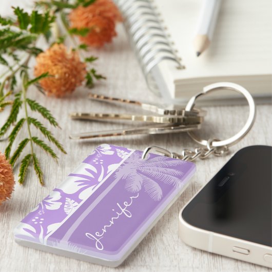 夏のヤシ;明るいラベンダーの熱帯ハイビスカス キーホルダー (正面右)