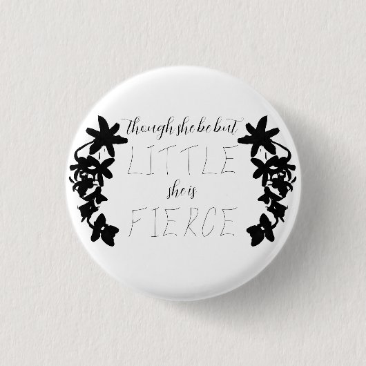 夏の中夏に「彼女は小さいが激しい 缶バッジ (正面)