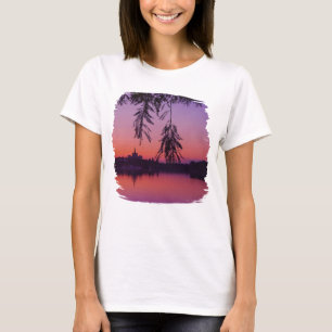 夏の夕日は湖のそばの都市スカイライン Tシャツ