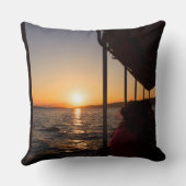 夏の夕暮れ時にボートに乗ったエーゲライフスタイル クッション (裏面)