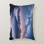 夏の夜霧の山の上の天の川 アクセントクッション (正面(垂直))