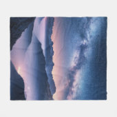 夏の夜霧の山の上の天の川 フリースブランケット (正面(横))