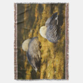 夏の太陽に照らされる、かわいい雪ガチョウ スローブランケット (正面縦)