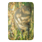 夏の太陽に輝くカピバラの夢 バスマット (正面縦)