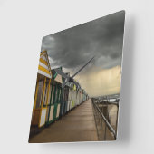 夏の嵐| Southwoldのビーチ小屋 スクエア壁時計 (傾斜)