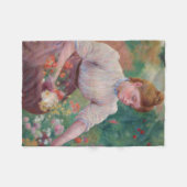 夏の庭で花を摘む少女 フリースブランケット (正面(横))