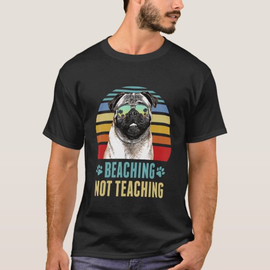 夏の教師 パグの犬 ビーチで過ごすのが好き 授業は嫌い Tシャツ (正面)