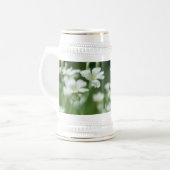 夏の新鮮な白い庭の花 ビールジョッキ (正面左)
