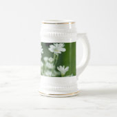 夏の新鮮な白い庭の花 ビールジョッキ (正面右)