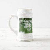 夏の新鮮な白い庭の花 ビールジョッキ (左)